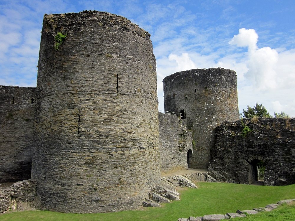 Cilgerran Castle above the Teifi gorge, by tradition the castle from which Nest was carried off in the famous abduction of 1109. Image: Wikipedia