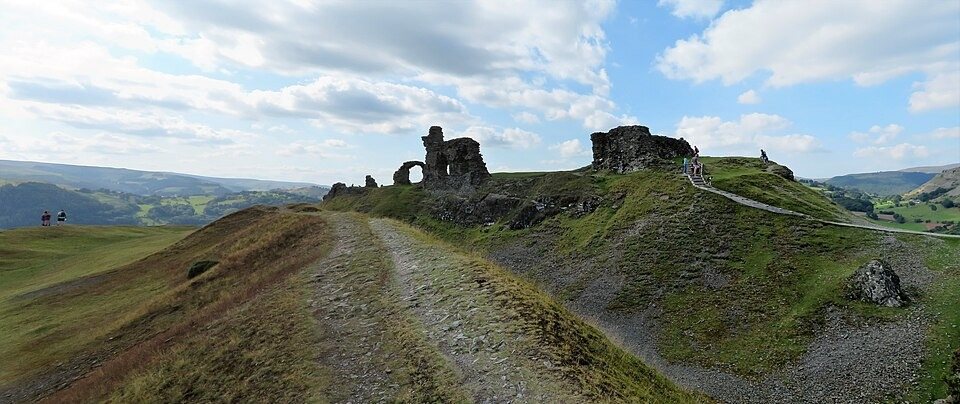 Castell Dinas Brân above the Dee at Llangollen: the crow's fortress of the Powys Fadog princes, the line that runs from Bleddyn ap Cynfyn down to Owain Glyndŵr. Image: Wikimedia Commons