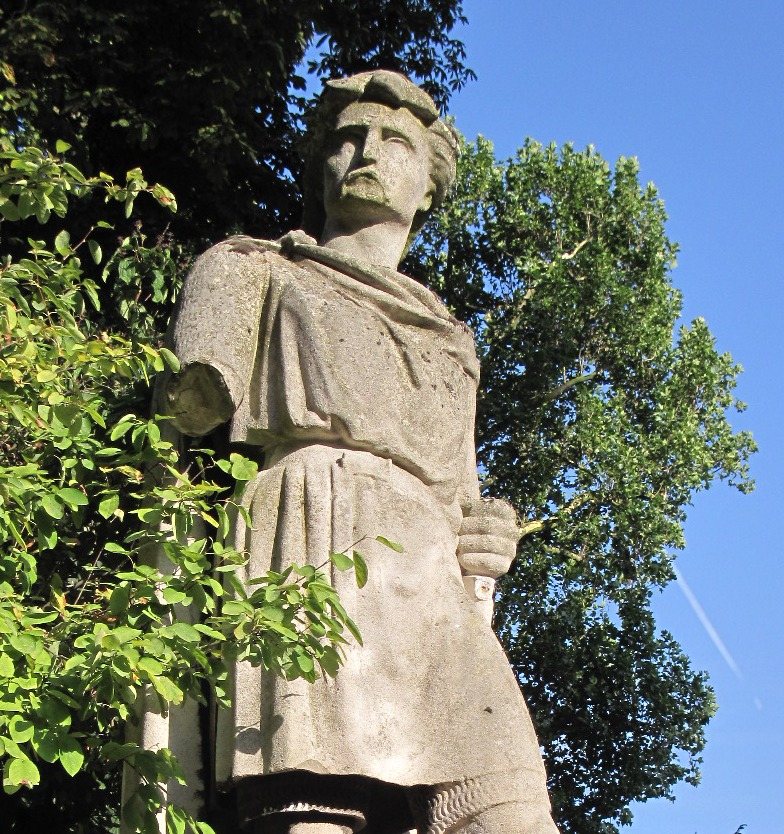 Rollo's statue at Rouen. The plinth below carries the boast of 885: Nous en resterons maîtres et seigneurs, we shall remain its masters and lords. Image: Wikimedia Commons, public domain